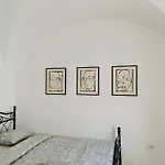 150 Steps To The Main Square شقة