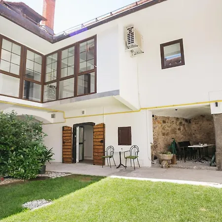 150 Steps To The Main Square Apartman