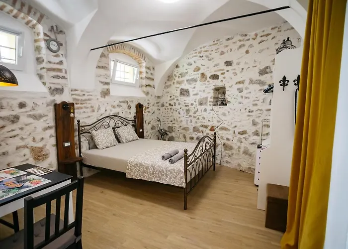 150 Steps To The Main Square Apartman