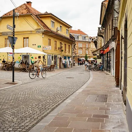 150 Steps To The Main Square Апартаменты