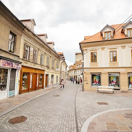 150 Steps To The Main Square Апартаменты *