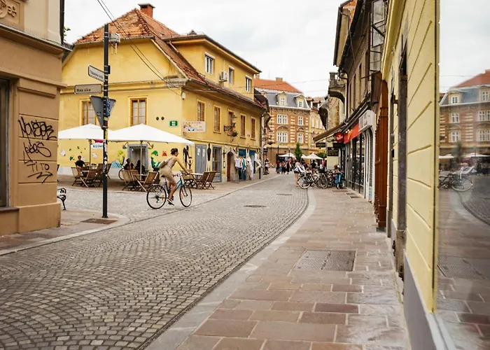 150 Steps To The Main Square شقة