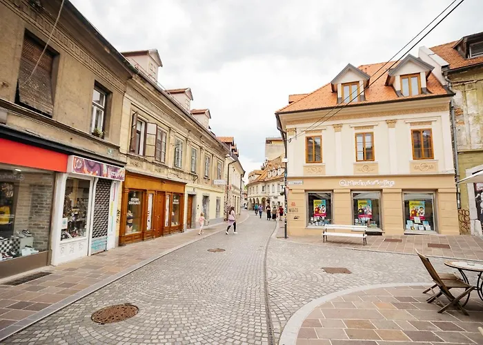 150 Steps To The Main Square شقة *