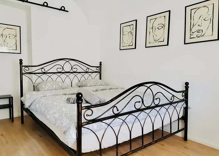 150 Steps To The Main Square شقة