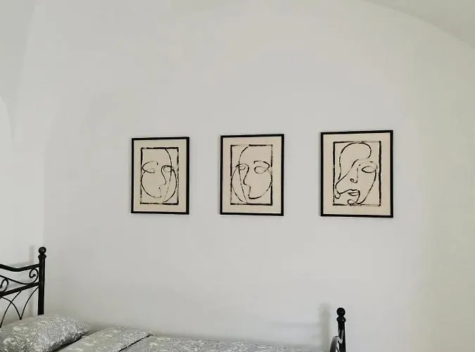 150 Steps To The Main Square شقة