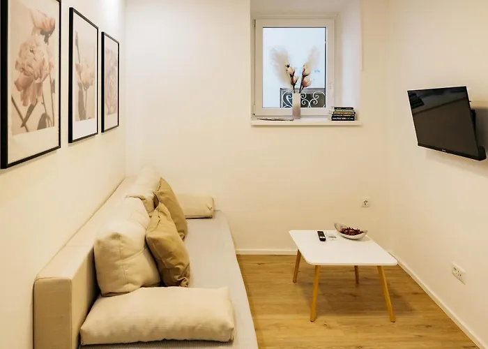 150 Steps To The Main Square شقة