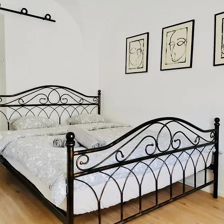 150 Steps To The Main Square Appartement